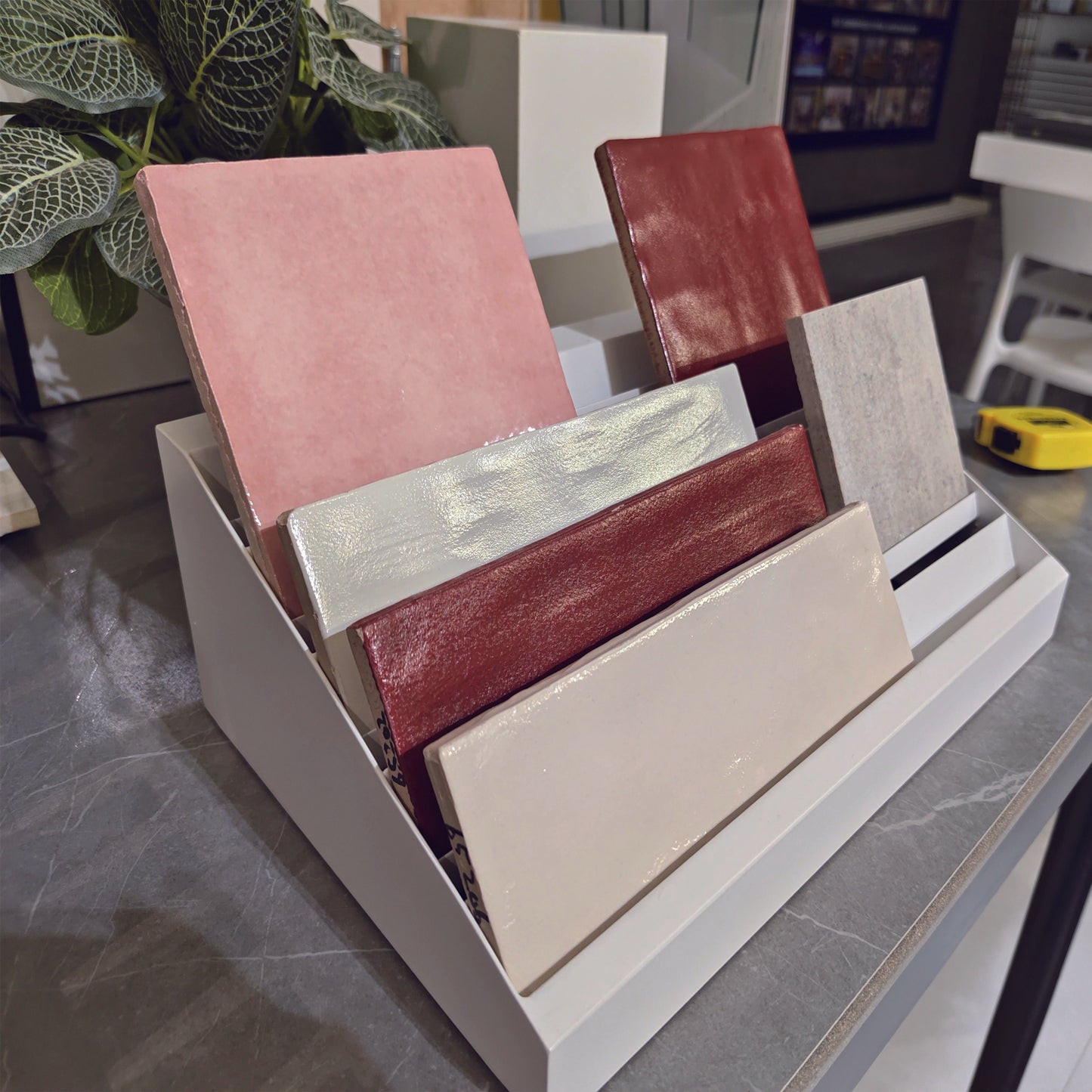 Présentoir d'échantillons de carreaux de céramique multiples